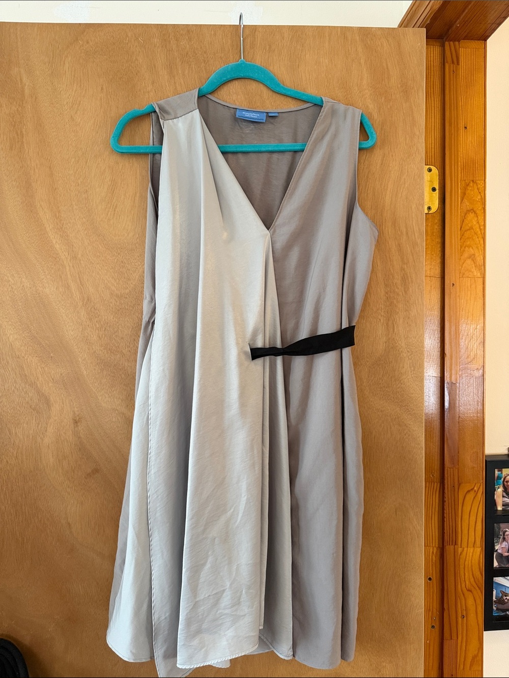 Sleeveless Two-Tone V-Neck Midi Dress with Black Waist Accent